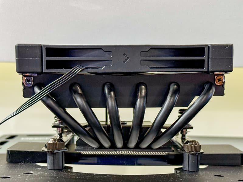 DeepCool показала на Computex 2026 кулеры с испарительной камерой VC 2.0, СЖО с изогнутым AMOLED-экраном на 6,67 дюйма и «аквариумы»  - 4